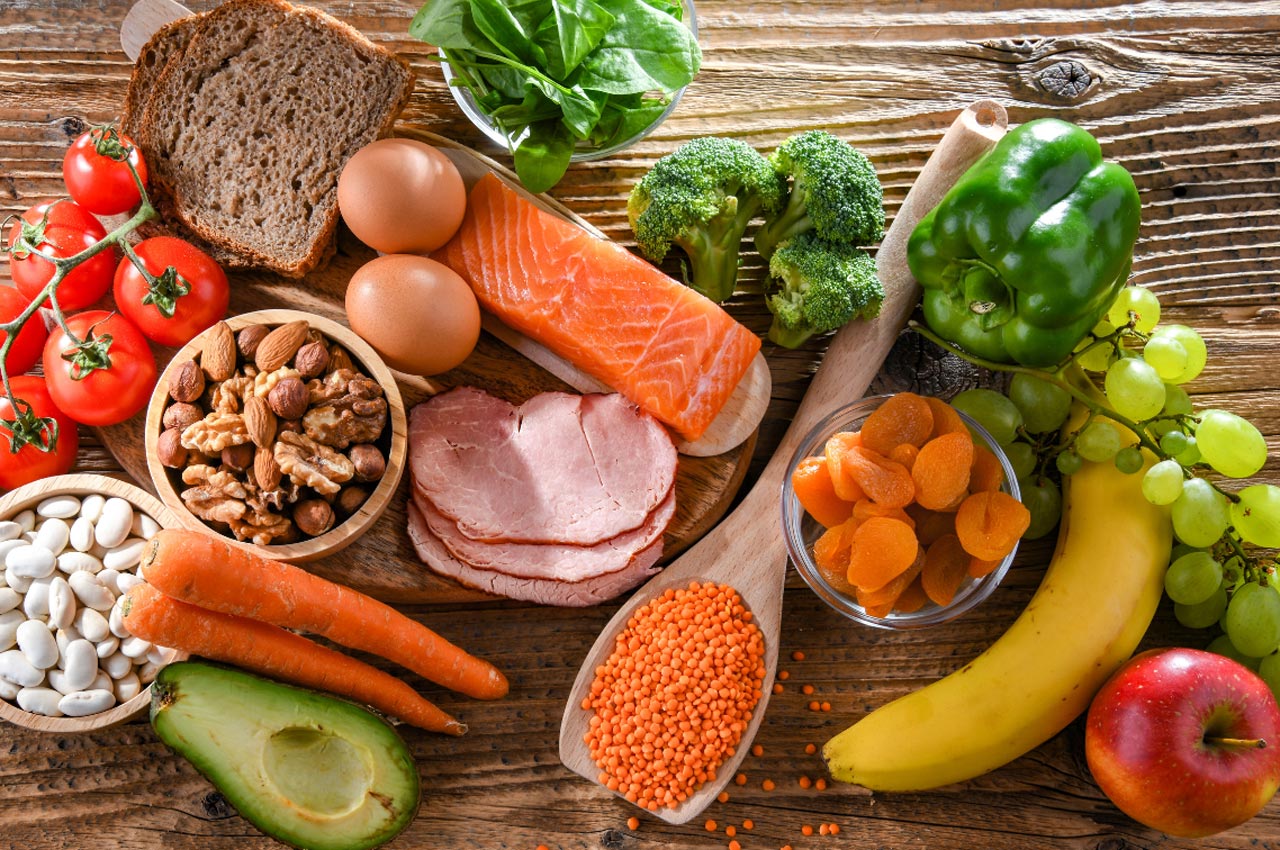 Variété d'aliments sur une planche de bois